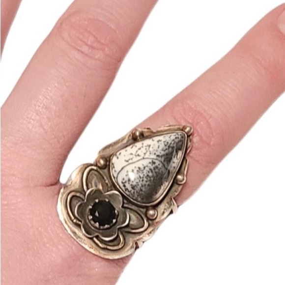 UNIQUE Sterling Native-Style Adjustable Ring (White Turquoise or Howlite) - Picture 2 of 3